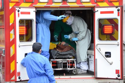 Casos sospechosos de COVID-19 llegan en ambulancias para hacerles la prueba PCR. Sobre todo a adultos mayores.