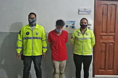 El extranjero sospechoso fue detenido por los agentes de la Dinapen.