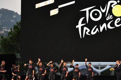 Richard Carapaz (C) figura entre los favoritos para ganar el Tour de Francia, competencia en la que debutará.