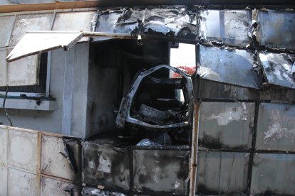 La puerta del garaje quedó destruida a causa de la explosión, mientras que el vehículo se quemó por completo.