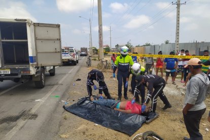 El cuerpo de Fernado Javier Avilés fue embarcado en el carro  de Medicina Legal y llevado al Laboratorio de Criminalística.