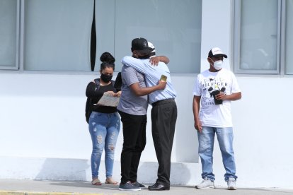 Familiares acudieron al Laboratorio de Criminalística y Ciencias Forenses para retirar el cuerpo.