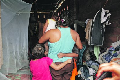 padres y padrastros de El Triunfo, Guayas, son sospechosos de violar y embarazar a sus hijas. Según el fiscal César Peña, en una semana llega a recibir cinco denuncias por abuso sexual a menores de edad en este cantón.  



PERIODISTA : ANNY BAZAN 



FECHA : 26/08/2020 



Agencia (ag-extra)
