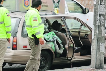 El cuerpo fue hallado en el asiento trasero de un Ford Taurus, en el sur de Quito.