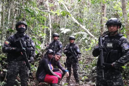 La mujer permanecía escondida debajo de unos plásticos antes de que los uniformados llegaran a rescatarla.