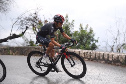 Richard Carapaz durante la etapa inicial del Tour de Francia que estuvo marcada por la lluvia y las caídas.