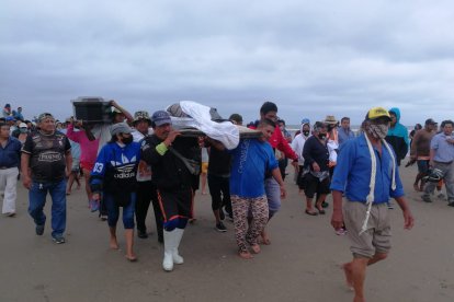 Compañeros pescadores siguieron el traslado del cuerpo de Arturo Tircio.