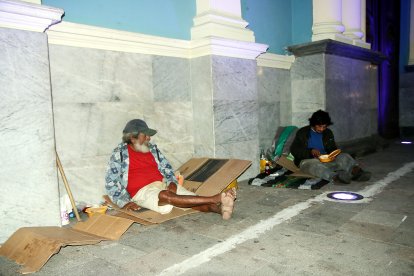 Wálter y José duermen en los exteriores de la iglesia San Francisco. 

PERIODISTA : GELIOTZA ROBLES 

FECHA : 13/08/2020 

Agencia (ag-extra)