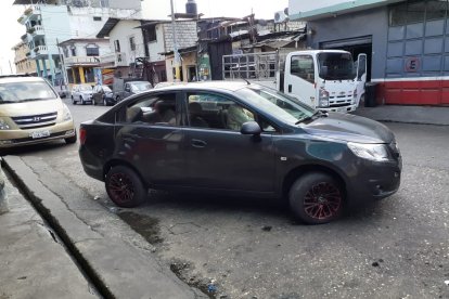 A Francisco le robaron el coche de su amigo en la Isla Trinitaria, al sur de Guayaquil, el sábado.