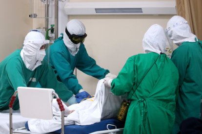 Los expertos creen que pueden existir varios pacientes que estén reinfectados y sean asintomáticos. Estos podrían estar infectando a más personas.