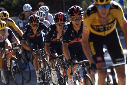 Richard Carapaz durante la segunda etapa del Tour de Francia desarrollada en Niza.