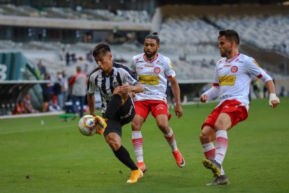 Alan Franco y su primer título con el Atlético Mineiro y la foto de su papá Pedro.