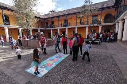 Los patios se llenaban de niños para jugar a la rayuela, al sapito, a los trompos y  más.