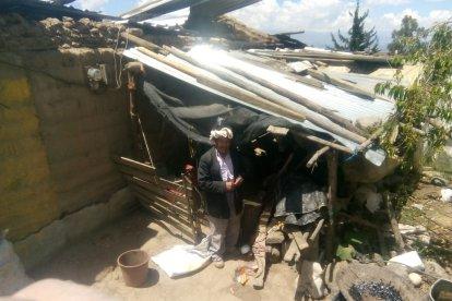 José Leonidas vive con sus dos hijos menores en Cochasquí. Hace un par de meses la casita familiar colapsó.