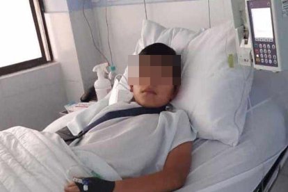 Joel tiene miedo de perder su brazo tras el ataque de un perro.