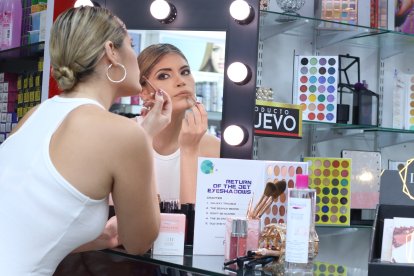 MAQUILLAJE Y PELOS EN  MALL DEL SUR..FD: MIGUEL CANALES...25-08-2020