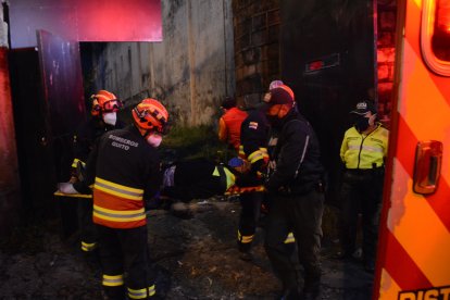Los bomberos se llevaron al herido. No podía moverse por las fracturas.