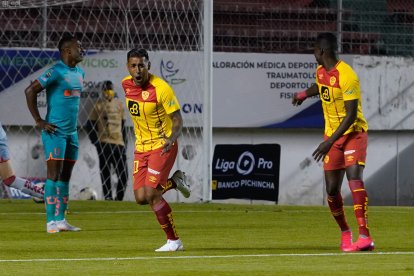 Sergio López el volante del Aucas que fue multado por dar beso al balón.