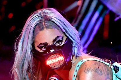 La cantante lució 6 mascarillas durante el evento.