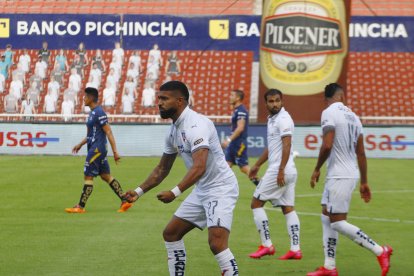 El delantero uruguayo Rodrigo Aguirre ejecutó con mucha frialdad el penal a favor de los albos.