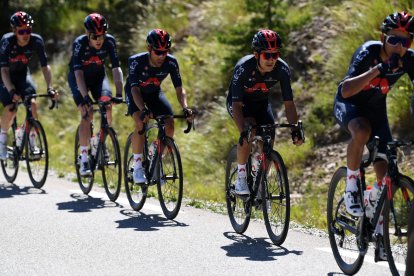 Richard Carapaz (segundo desde la derecha) tuvo problemas en la parte final de la cuarta etapa del Tour de Francia.