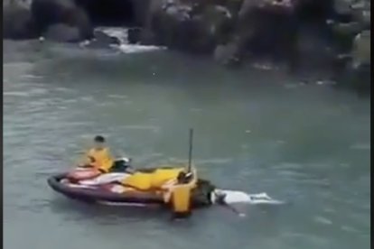 Equipo de salvamento recupera el cadáver del ecuatoriano Juan Carlos Villalba, en una playa de Lima.