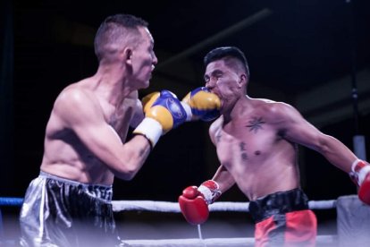 Muñoz (de guantes amarillos) registra 12 peleas ganadas en la categoría 140 libras Superligero.