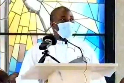 Instante previo a que el sacerdote muera en pleno púlpito.