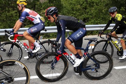 Richard Carapaz supo reponerse a un pinchazo en la llanta y completó la quinta etapa del Tour de Francia en el pelotón principal.