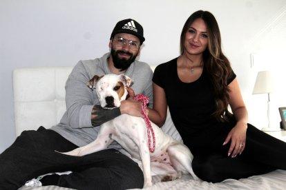 El amor entre la cachorra y sus amos es mutuo.