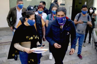 Yaku Pérez acudió a la Corte Constitucional acompañado de un grupo de simpatizantes.