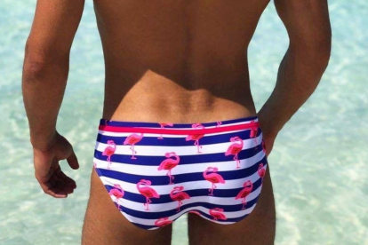 Caminar moviendo los glúteos y rotar los hombros son uno de los ejercicios básicos para eliminar la tensión muscular.