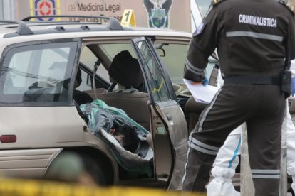 El cuerpo quedó dentro del vehículo. Estaba envuelto en sábanas y cobijas.