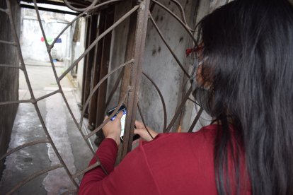 La casa donde se suicidó la quinceañera, en Quevedo, permanece varía durante el día.
