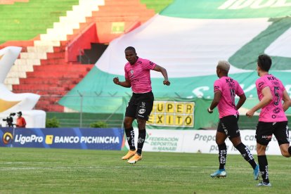 Los 'rayados' celebran la victoria obtenida.