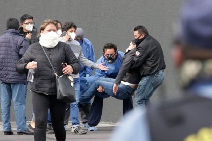 Familiares de Paola Punguil la sostuvieron para que no se lastimara cuando se desmayó afuera del nosocomio.