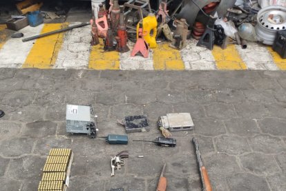 El armamento estaba escondido en varios muebles del taller.