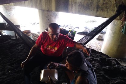 Eliecer alimenta el estómago y el espíritu de su ‘padrino’, quien recibe con gusto la visita de su amigo.