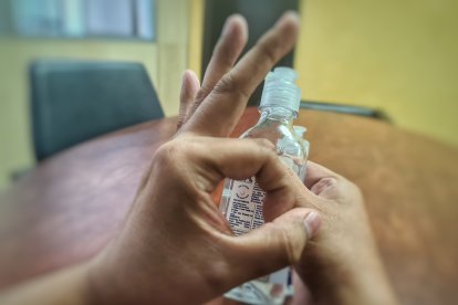 La mayoría de geles antibacteriales con una cantidad menor de etanol al 62 % pueden servir para matar hongos y bacterias, pero no virus.