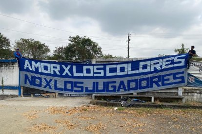 Un grupo de hinchas de Emelec acudió al entrenamiento de la plantilla millonaria, para exigir mayor compromiso a los jugadores.