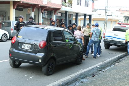 Referencial. Operativo de carro robado en Guayaquil.