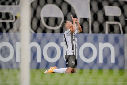 Franco es volante de contención, pero se transformó en goleador del Atlético Mineiro, en el festejo se arrodilló para darle las gracias a Dios.