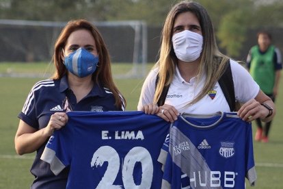 Con la camiseta que recibió de las emelecistas.