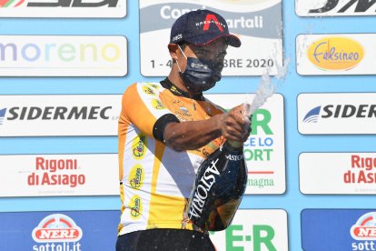 El ecuatoriano Jonathan Narváez celebra el campeonato conseguido en ciclismo.