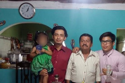 Carlos (en el centro) falleció el 1 de abril en Guayaquil. Fue necesaria una prueba de ADN para identificar su cuerpo.