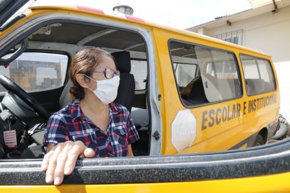 El automotor con el que se gana la vida doña Nelly Álvarez permanece en el garaje de su vivienda, situado en el sur de la ciudad.