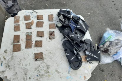 El detenido trató de esconder el alcaloide en las plataformas de las zapatillas de baño.