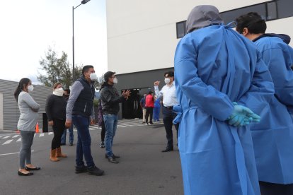 Familiares del fallecido reclaman al personal del Hospital IESSSur y a los trabajadores de la funeraria por la equivocación.