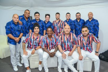 Integrantes de la orquesta, posan para una fotografía.