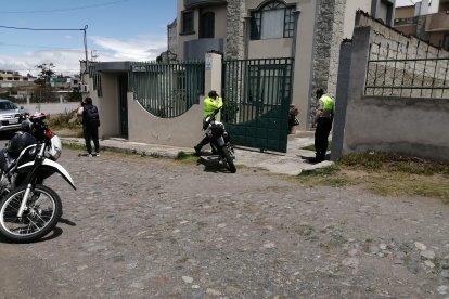 Los agentes llegaron al inmueble e iniciaron las investigaciones para dar con los implicados.